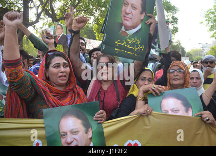 Pakistanische Fans feiern des Obersten Gerichtshofs Untersuchung in Lahore am 20. April 2017. Unterstützer verteilen Süßigkeiten unter den Befürwortern nach OGH Urteil über Panama Papier Lecks. In einem 3: 2-Split hat Urteil des Supreme Court in Pakistan weitere Untersuchung des Falles Panama Papiere gegen Premierminister Nawaz Sharif bestellt. Das Gericht hat die Einstellung oben bestellt, eine gemeinsame Ermittlungsgruppe einschließlich Inter-Services Intelligence (ISI) und Military Intelligence (MI) hat seinen Bericht innerhalb von 60 Tagen vorzulegen. (Foto: Rana Sajid Hussain/Pacific Press) Stockfoto