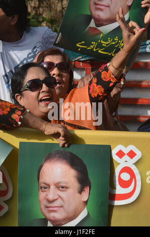 Pakistanische Fans feiern des Obersten Gerichtshofs Untersuchung in Lahore am 20. April 2017. Unterstützer verteilen Süßigkeiten unter den Befürwortern nach OGH Urteil über Panama Papier Lecks. In einem 3: 2-Split hat Urteil des Supreme Court in Pakistan weitere Untersuchung des Falles Panama Papiere gegen Premierminister Nawaz Sharif bestellt. Das Gericht hat die Einstellung oben bestellt, eine gemeinsame Ermittlungsgruppe einschließlich Inter-Services Intelligence (ISI) und Military Intelligence (MI) hat seinen Bericht innerhalb von 60 Tagen vorzulegen. (Foto: Rana Sajid Hussain/Pacific Press) Stockfoto