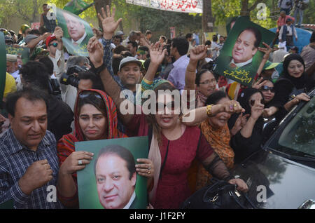 Pakistanische Fans feiern des Obersten Gerichtshofs Untersuchung in Lahore am 20. April 2017. Unterstützer verteilen Süßigkeiten unter den Befürwortern nach OGH Urteil über Panama Papier Lecks. In einem 3: 2-Split hat Urteil des Supreme Court in Pakistan weitere Untersuchung des Falles Panama Papiere gegen Premierminister Nawaz Sharif bestellt. Das Gericht hat die Einstellung oben bestellt, eine gemeinsame Ermittlungsgruppe einschließlich Inter-Services Intelligence (ISI) und Military Intelligence (MI) hat seinen Bericht innerhalb von 60 Tagen vorzulegen. (Foto: Rana Sajid Hussain/Pacific Press) Stockfoto