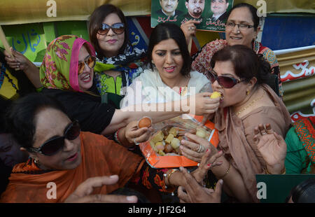 Pakistanische Fans feiern des Obersten Gerichtshofs Untersuchung in Lahore am 20. April 2017. Unterstützer verteilen Süßigkeiten unter den Befürwortern nach OGH Urteil über Panama Papier Lecks. In einem 3: 2-Split hat Urteil des Supreme Court in Pakistan weitere Untersuchung des Falles Panama Papiere gegen Premierminister Nawaz Sharif bestellt. Das Gericht hat die Einstellung oben bestellt, eine gemeinsame Ermittlungsgruppe einschließlich Inter-Services Intelligence (ISI) und Military Intelligence (MI) hat seinen Bericht innerhalb von 60 Tagen vorzulegen. (Foto: Rana Sajid Hussain/Pacific Press) Stockfoto