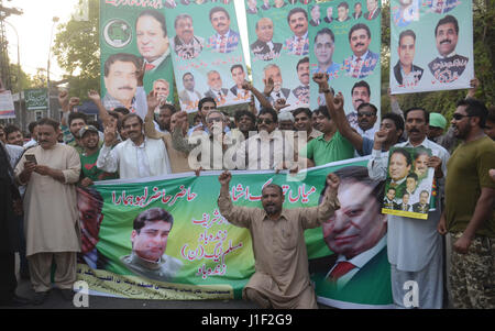 Pakistanische Fans feiern des Obersten Gerichtshofs Untersuchung in Lahore am 20. April 2017. Unterstützer verteilen Süßigkeiten unter den Befürwortern nach OGH Urteil über Panama Papier Lecks. In einem 3: 2-Split hat Urteil des Supreme Court in Pakistan weitere Untersuchung des Falles Panama Papiere gegen Premierminister Nawaz Sharif bestellt. Das Gericht hat die Einstellung oben bestellt, eine gemeinsame Ermittlungsgruppe einschließlich Inter-Services Intelligence (ISI) und Military Intelligence (MI) hat seinen Bericht innerhalb von 60 Tagen vorzulegen. (Foto: Rana Sajid Hussain/Pacific Press) Stockfoto