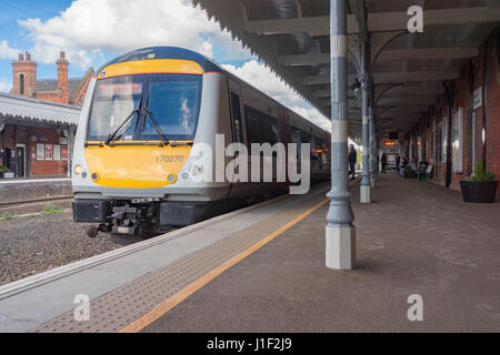 Klasse 170 DMU Zug in Bury St Edmunds Station in Suffolk, England. Stockfoto