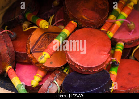 Tamburine zum Verkauf an einen arabischen Souk in Granada, Spanien, Europa Stockfoto