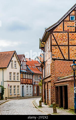 Lüneburg, Niedersachsen, Straße in der Altstadt; Lüneburg, Niedersachsen, Straße in der Altstadt Stockfoto