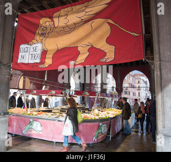 Menschen kaufen Fisch im Markt von Rialto, Venedig Stockfoto