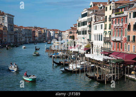 Canal Grande Venedig Fluss Verkehr am frühen Morgen Gondeln Vaporetto Wasser Busse Pendler auf dem Weg zur Arbeit Stockfoto