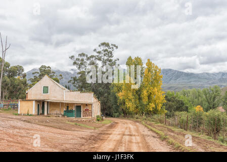 KRUISRIVIER, Südafrika - 24. März 2017: Altbau direkt an der Straße zwischen der Kruisrivier und Calitzdorp Stockfoto