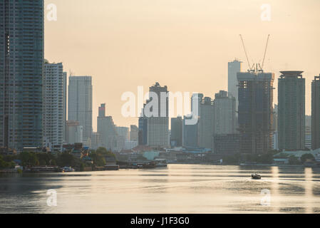 Kleines Fahrgastschiff flussabwärts im Fluss, Business Zentrum, Bangkok, Thailand am Morgen. Der Name "big River" ist Chao Phraya River. Stockfoto