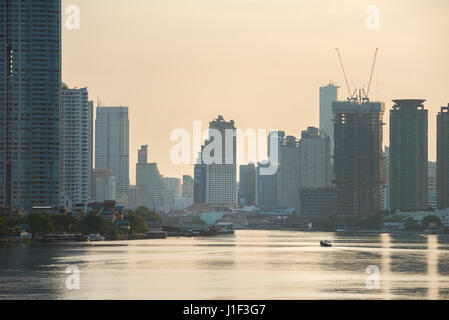 Kleines Fahrgastschiff flussabwärts im Fluss, Business Zentrum, Bangkok, Thailand am Morgen. Der Name "big River" ist Chao Phraya River. Stockfoto