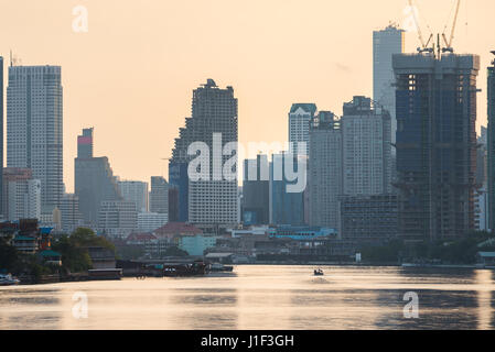 Kleines Fahrgastschiff flussabwärts im Fluss, Business Zentrum, Bangkok, Thailand am Morgen. Der Name "big River" ist Chao Phraya River. Stockfoto