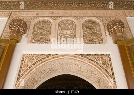 Reich verzierte Eingangstor und Tor in der 19. Jahrhundert El Bahia Palast in Marrakesch, Marokko. Stockfoto