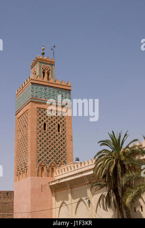 Minarett der Kasbah-Moschee in der historischen Altstadt von Marrakesch in Marokko. Stockfoto