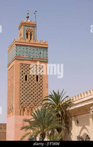 Minarett der Kasbah-Moschee in der historischen Altstadt von Marrakesch in Marokko. Stockfoto