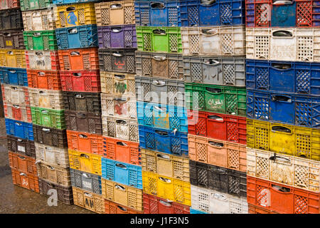 Stapel von bunten Kisten mit vor kurzem landete Fisch in der Fischerei Dorf von Essaouira, Marokko. Stockfoto