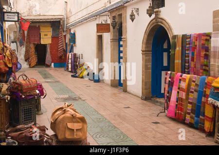 Läden, lokale Handwerksprodukte in einer engen Straße in dem Fischerdorf Essaouira, Marokko. Stockfoto