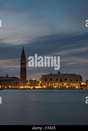 St. Marks Platz mit Campanile und Dogen Palast beleuchtet in der Nacht, Blick über St. Marks Becken von San Giorgio Maggiore Insel Stockfoto