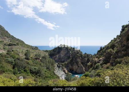 Seelandschaft von Antiochia Ad Cragum Bucht und schönen Lagunen mit Bergen Abstieg zum Meer am sonnigen Tag erschossen Stockfoto