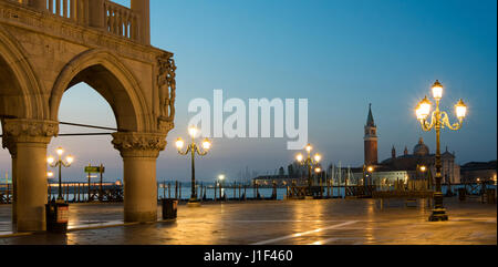 Markusplatz in der Morgendämmerung mit Campanile von San Giorgio Maggiore Kirche im Hintergrund, Venedig Stockfoto