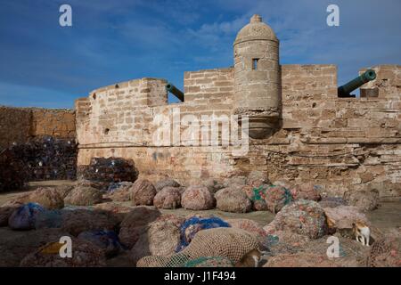 Fischernetze am Hafen in der historischen Fischerdorfes Hafen von Essaouira in Marokko aufgetürmt. Stockfoto