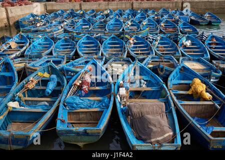 Kleine hölzerne Fischerboote in den historischen Hafen von Essaouira in Marokko. Stockfoto