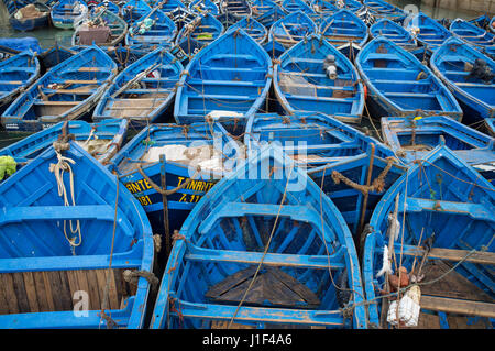 Kleine hölzerne Fischerboote in den historischen Hafen von Essaouira in Marokko. Stockfoto