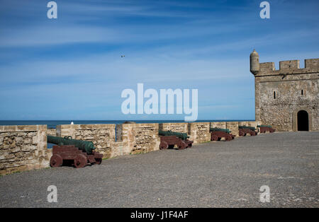 Befestigungsanlagen, die Bewachung des historischen Fischerdorfes Hafen von Essaouira in Marokko Stockfoto