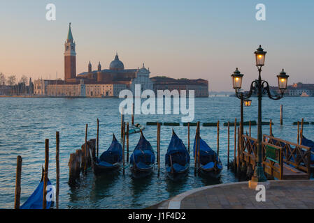 Blick über St Marks Becken zur Insel von San Giorgio Maggiore, Gondeln festgemacht entlang der Küste von St. Marks Platz, Venedig Stockfoto