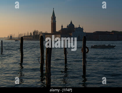 Blick über Saint Marks Becken zur Kirche San Giorgio Maggiore in Venedig am frühen Morgen Stockfoto