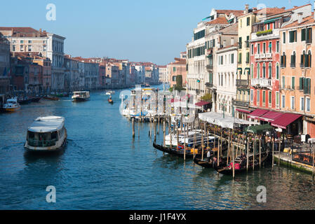 Canal Grande Venedig mit Riva del Vin rechts, Blick vom Rialto-Brücke Stockfoto