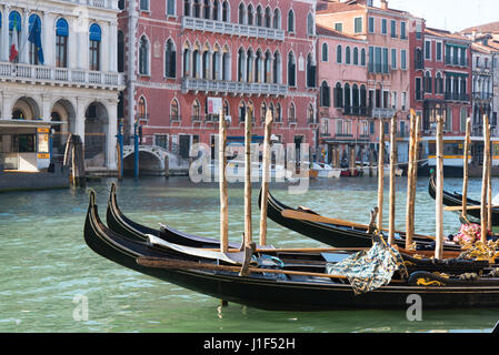 Vertäut Gondeln am Canal Grande entnommen Riva del Vin in der Nähe von Rialto-Brücke Stockfoto