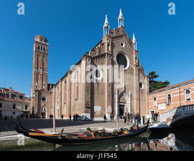 Venedig-Kirche von Santa Maria Gloriosa dei Frari in Kanal wider Stockfoto