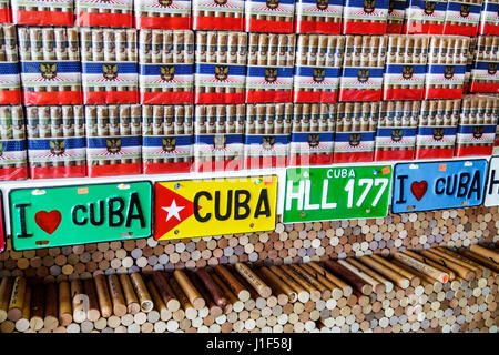 Miami Florida, Little Havana, Calle Ocho, innen, Geschäft, kubanische Souvenirs, Autokeller, Zigarren, Tabak, Shopping Shopper Shopper Shopper Shop Geschäfte Markt ma Stockfoto