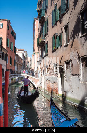 Gondolieri Lenkung Gondeln durch schmale Kanal in Venedig Stockfoto