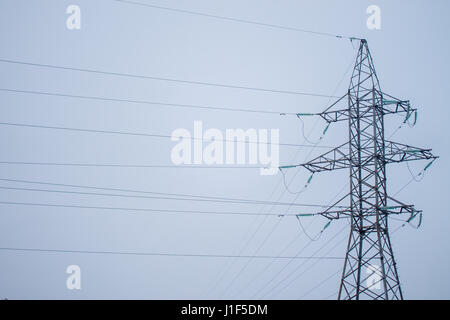 Hochspannung elektrische Turmelemente mit Himmelshintergrund Stockfoto