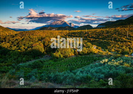 Landscpe von Biokovo-Gebirge in der Ferne im Süden Dalmatiens, Kroatiens, Fluss Cetina in der Nähe von. Stockfoto