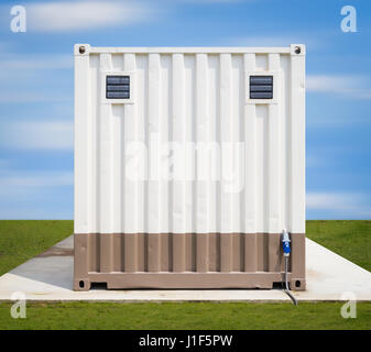 Cargo-Container oder Versand Ausrüstung auf Betonboden mit Himmelshintergrund. Stockfoto