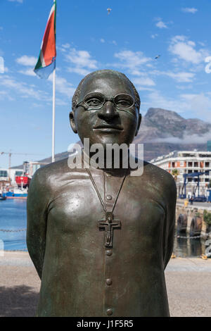 Bronzestatue von Desmond Tutu, südafrikanischer Pfarrer und Menschenrechtler, Alfred und Victoria Waterfront, Cape Town Stockfoto