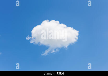 Leere blaue Himmel und Wolken für den Hintergrund. Stockfoto