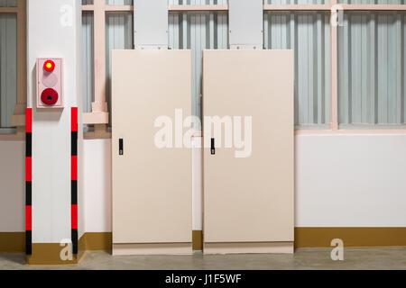 Kabinett-Box Schalttafel isoliert auf weißem Hintergrund. Stockfoto