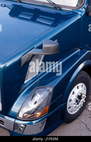 Fragment der Seite des dunklen blauen Truck Sattelschlepper mit modernen Formen der Spiegel, Scheinwerfer, Stoßfänger und Kotflügel aus Draufsicht. Stockfoto