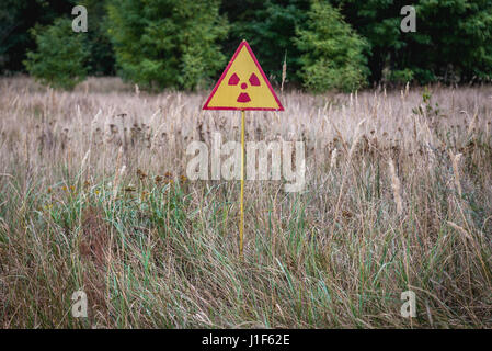 Warnschild im so genannten Red Forest Umgebung Kernkraftwerk Tschernobyl, Zone der Entfremdung, Ukraine Stockfoto