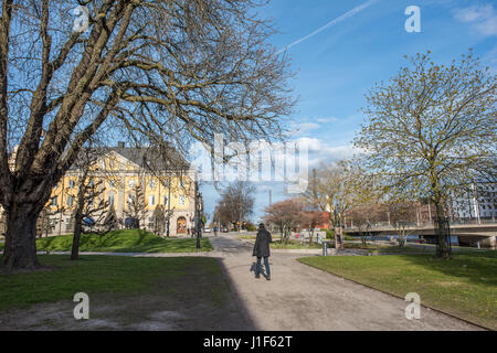 Karl Johans Park in Norrköping an einem Frühlingstag im April. Norrköping ist eine historische Industriestadt in Schweden. Stockfoto