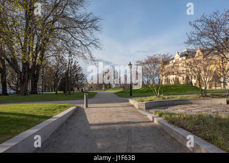 Karl Johans Park in Norrköping an einem Frühlingstag im April. Norrköping ist eine historische Industriestadt in Schweden. Stockfoto