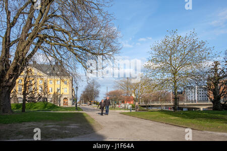 Karl Johans Park in Norrköping an einem Frühlingstag im April. Norrköping ist eine historische Industriestadt in Schweden. Stockfoto