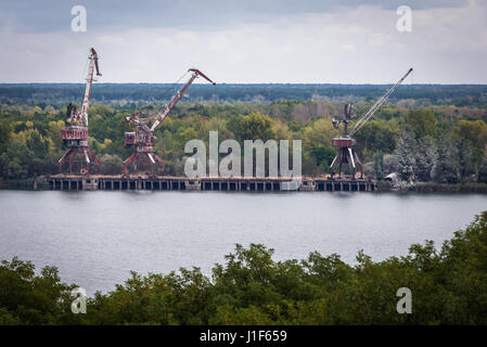 Alten Hafenkräne von Janow Rückstau in Chernobyl Nuclear Power Plant Zone der Entfremdung um die Reaktorkatastrophe in der Ukraine Stockfoto