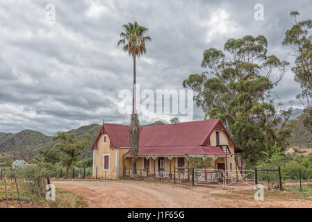 KRUISRIVIER, Südafrika - 24. März 2017: ein historisches altes Haus und großen Palmen und Eukalyptus Bäumen neben der Straße zwischen der Kruisrivier und Cal Stockfoto