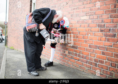 Die Britannia Coco-Nuss Tänzer, eine Truppe von Lancastrian Clog Tänzer tanzen durch Bacupon Ostern Samstag 2017 Stockfoto