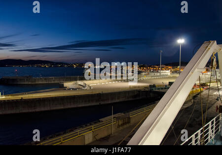 Ankunft der Fähre am Hafen von Golfo Aranci Stockfoto