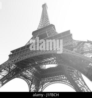 Der Eiffelturm in Paris, Frankreich. Schwarz / weiß Bild Stockfoto