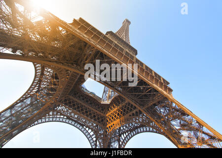 Winkel-Schuss auf den Eiffelturm in Paris, Frankreich Stockfoto